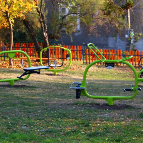 kinderfitnesstoestel voor buiten 14 Creeer een buiten fitness park op uw school- of speelplein met de buiten kinderfitnesstoestellen van SKWshop. Sportief plezier op zijn leukst.